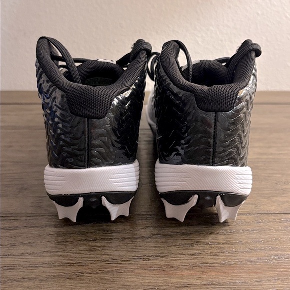 NIB [Under Armour] UA Spotlight Hammer Jr Black/White Football Cleats Youth 4.5 - Picture 6 of 12